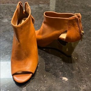 Jessica Simpson cognac gold wedge heels